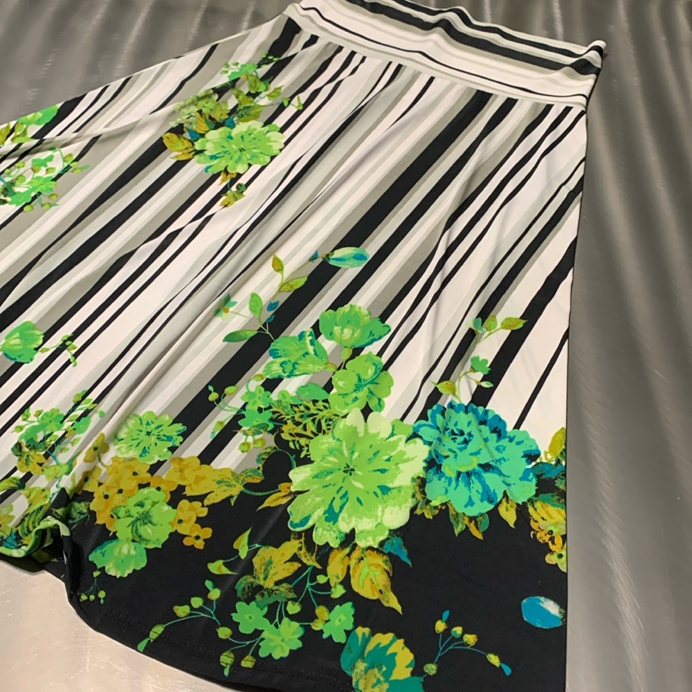 VKY&Co Green/Black Floral Skirt Size S